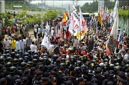 광주 518 묘역 앞에서 노무현 대통령의 대미 '저자세 외교'에 항의한 한총련 학생들. 